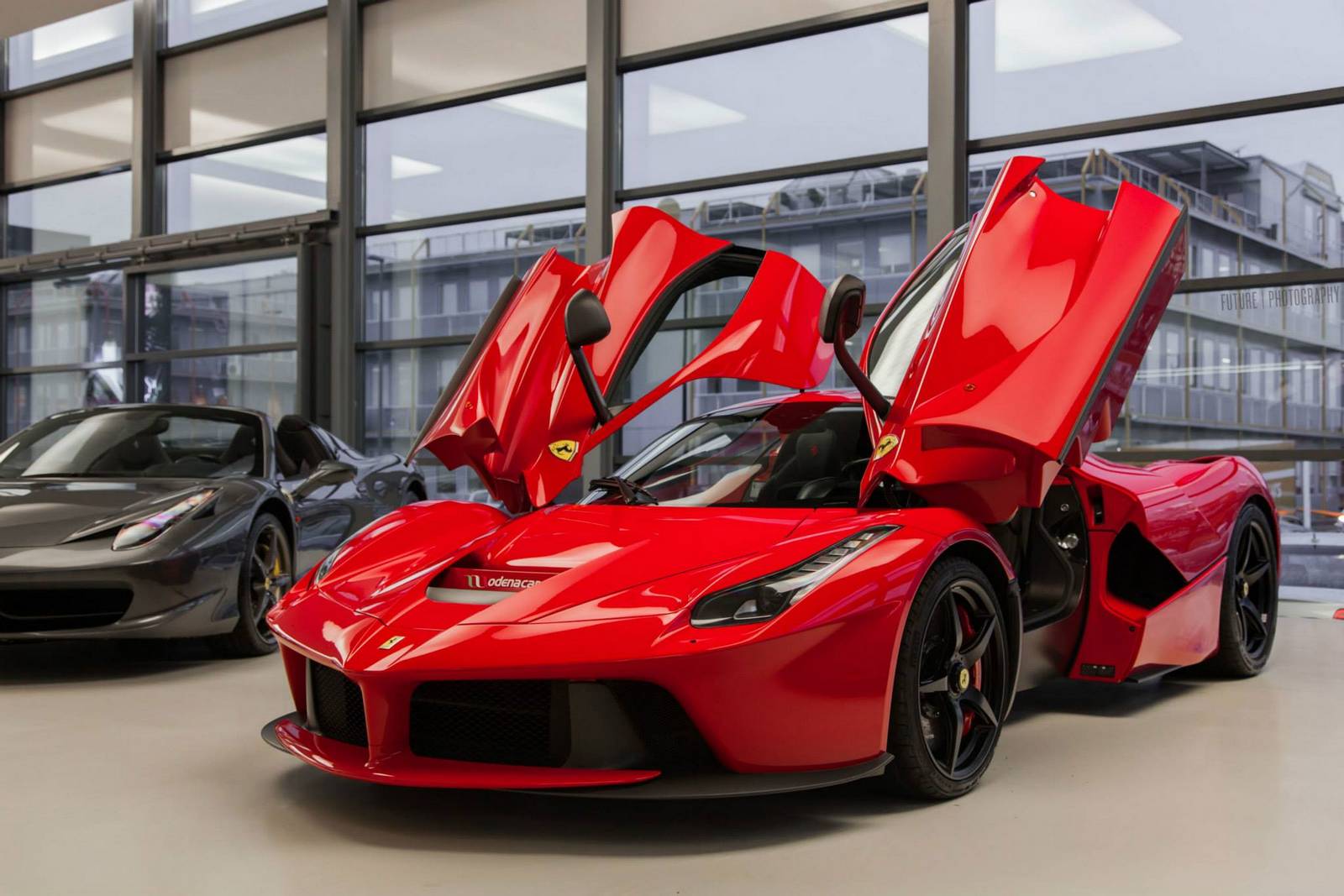 Pourquoi les Ferrari sont-elles rouges ? Découvrez les raisons !