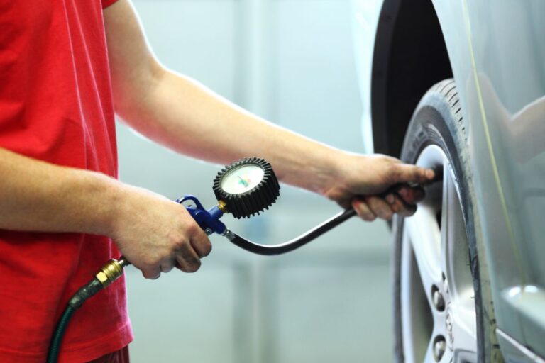 Comment gonfler un pneu de voiture ?