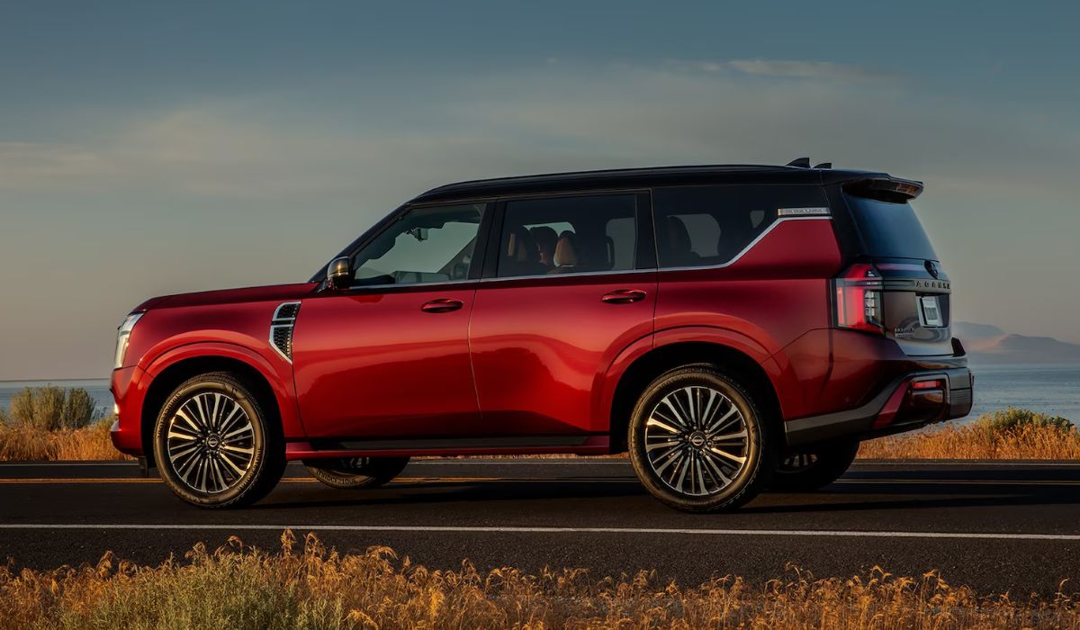 nissan armada rouge Platinum Reserve sur la route