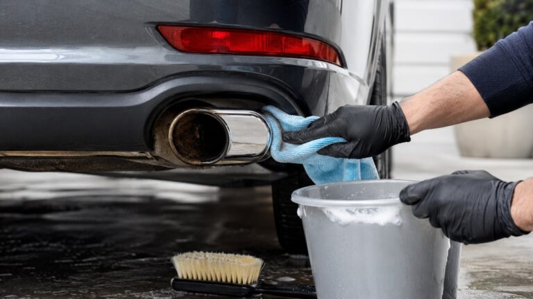 Comment nettoyer un pot d’échappement sans l’abîmer ?