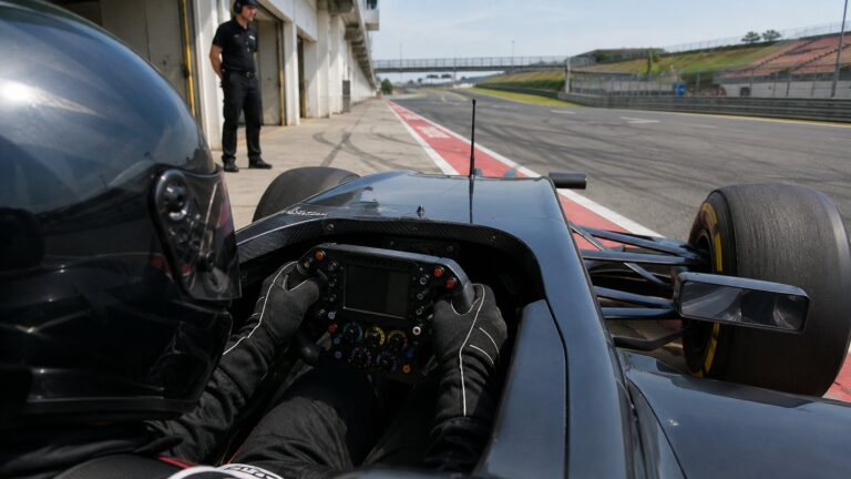 Piloter une F1 : commandes et étapes pour débuter