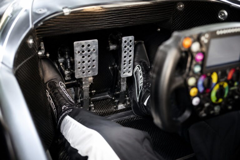 Une F1 a-t-elle deux ou trois pédales ?