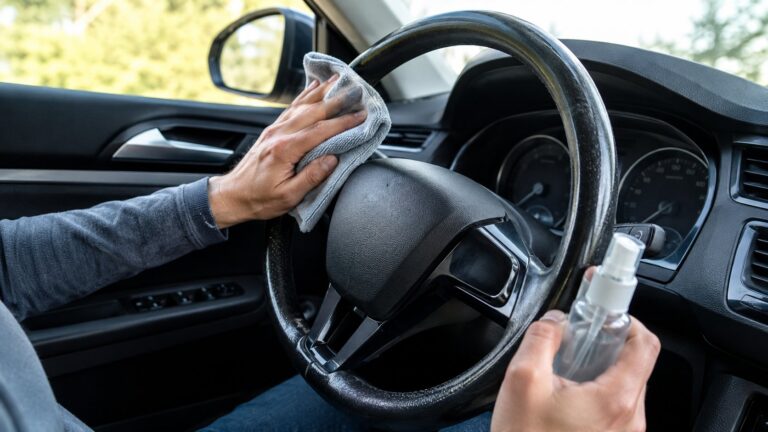 Scène réaliste liée à Volant collant : le nettoyer sans abîmer le revêtement
